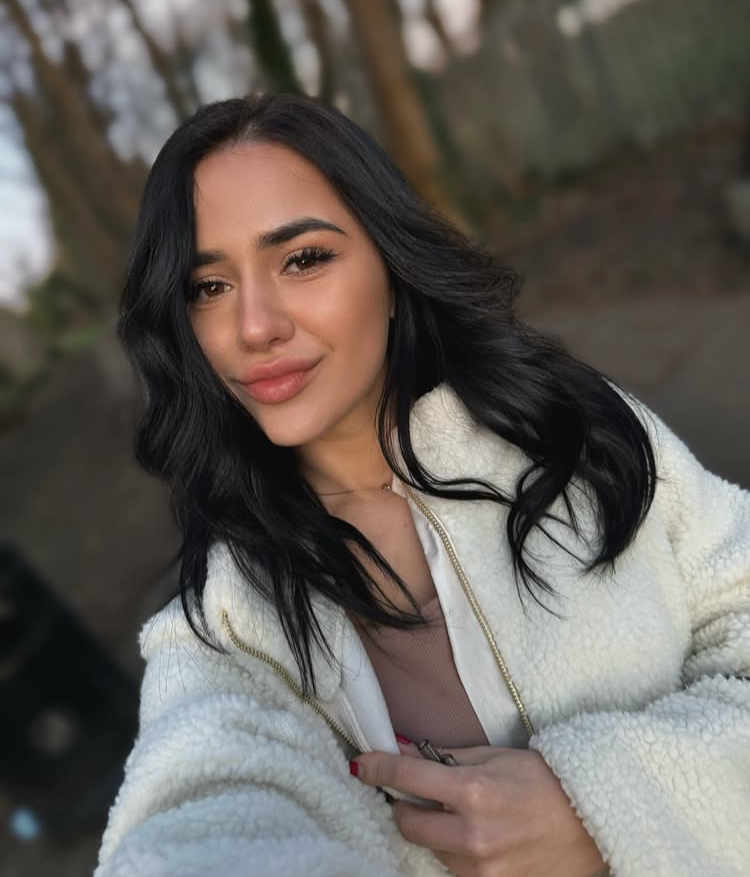 Массажистка АЛИНА стройная сделает профессионально семейным парам и позовет в гости в Район - Центр