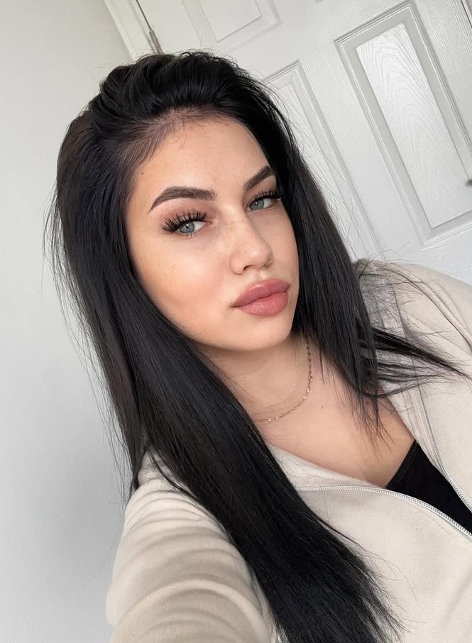 Индивидуалка АРИНА PLUS с 4 размером груди подарит эскорт и пригласит к себе в Район - Центр