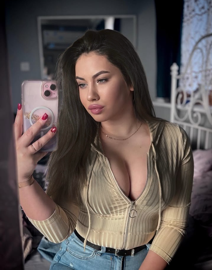 Проститутка АРИНА PLUS с 4 размером груди исполнит эротический массаж и позовет в гости в Район - Центр