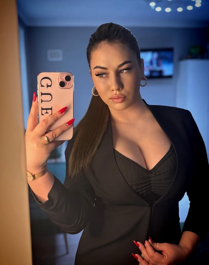 Проститутка АРИНА PLUS стройная сделает с удовольствием эскорт и пригласит к себе