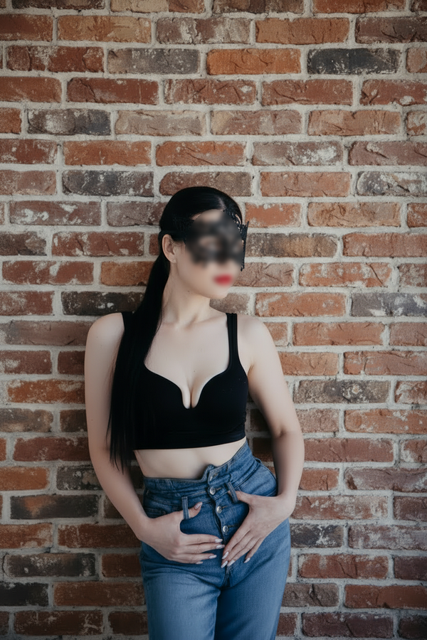 Проститутка Яна Юг с 3 размером груди сделает профессионально минет в презервативе и пригласит к себе