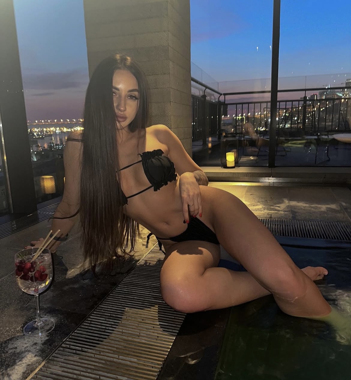 Индивидуалка Алиса стройная исполнит классический секс и примет у себя