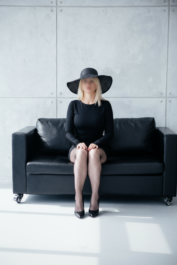 Эскорт Сашенька стройная подарит эротический массаж и пригласит к себе в Район - Юго-Запад