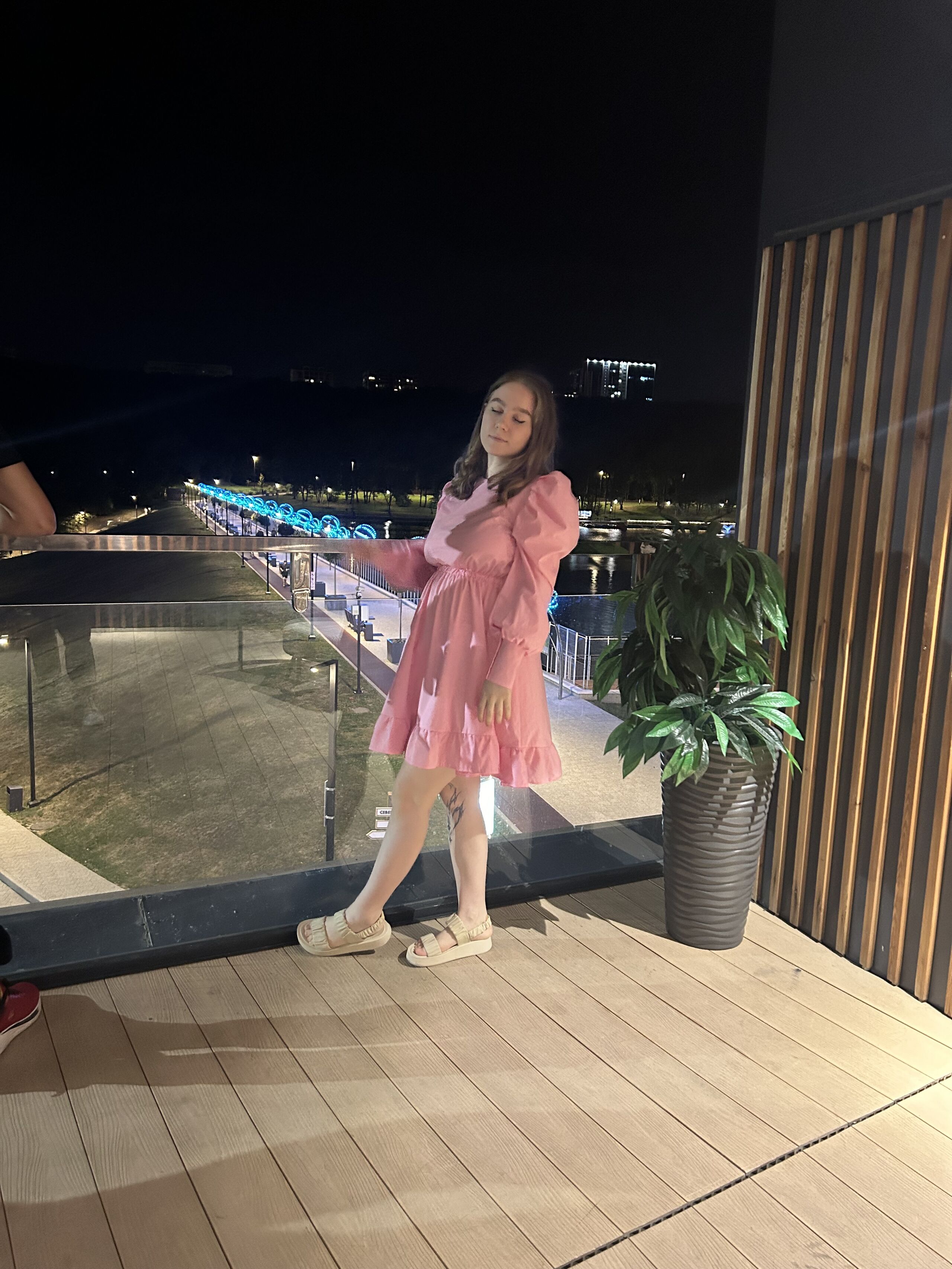 Проститутка Александра с 3 размером груди сделает профессионально минет в авто и позовет в гости