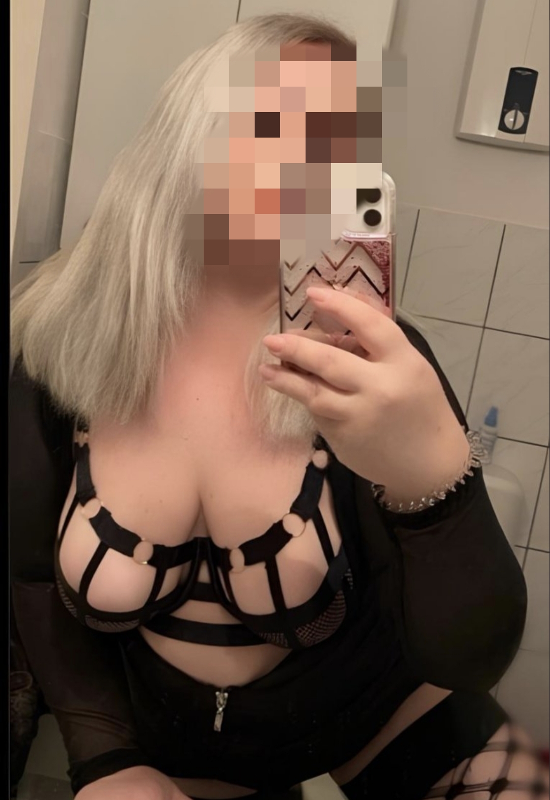 Путана Алиночка 32 лет сделает с удовольствием фистинг анальный и позовет в гости