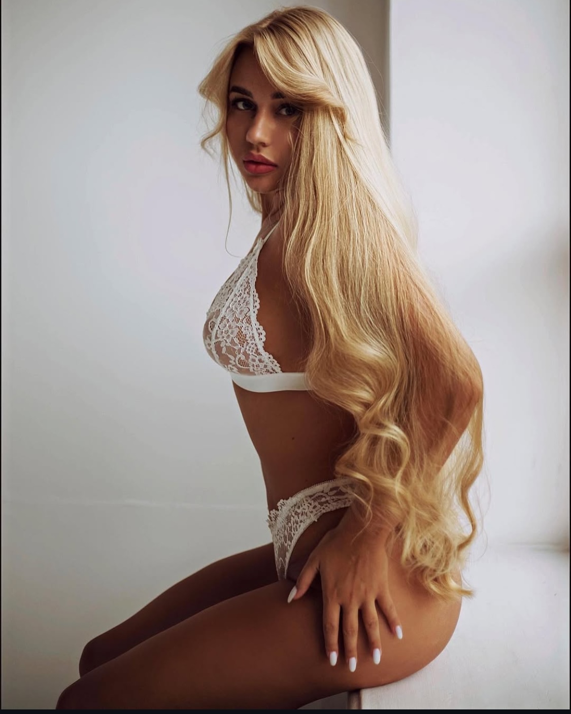 Блондинка УЛЬЯНА с 3 размером груди сделает профессионально фут-фетиш и примет у себя в Район - Центр