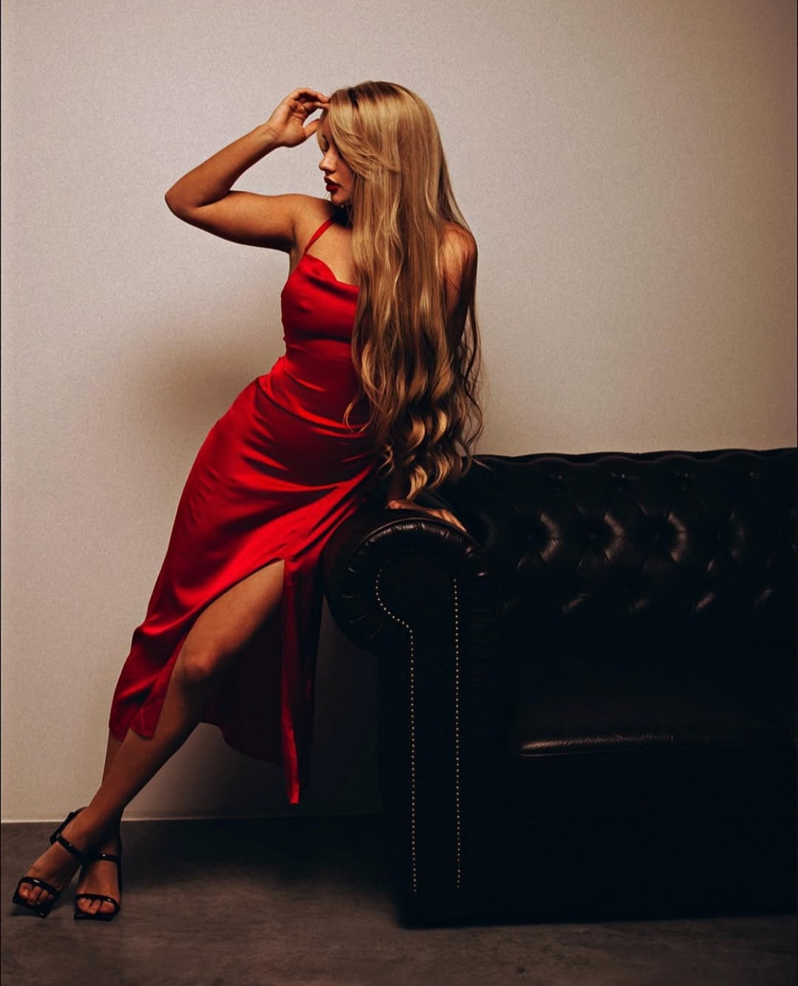 Эскорт УЛЬЯНА с 3 размером груди сделает качественно минет в презервативе и позовет в гости