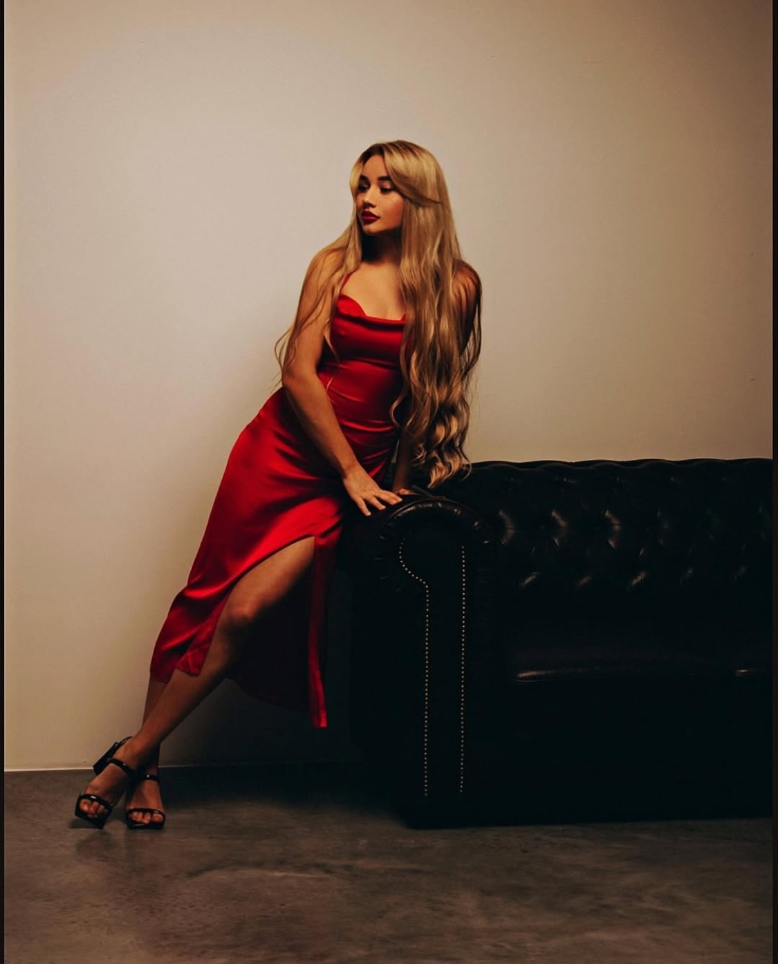 Эскорт УЛЬЯНА стройная сделает с удовольствием минет без резинки и позовет в гости в Район - Центр