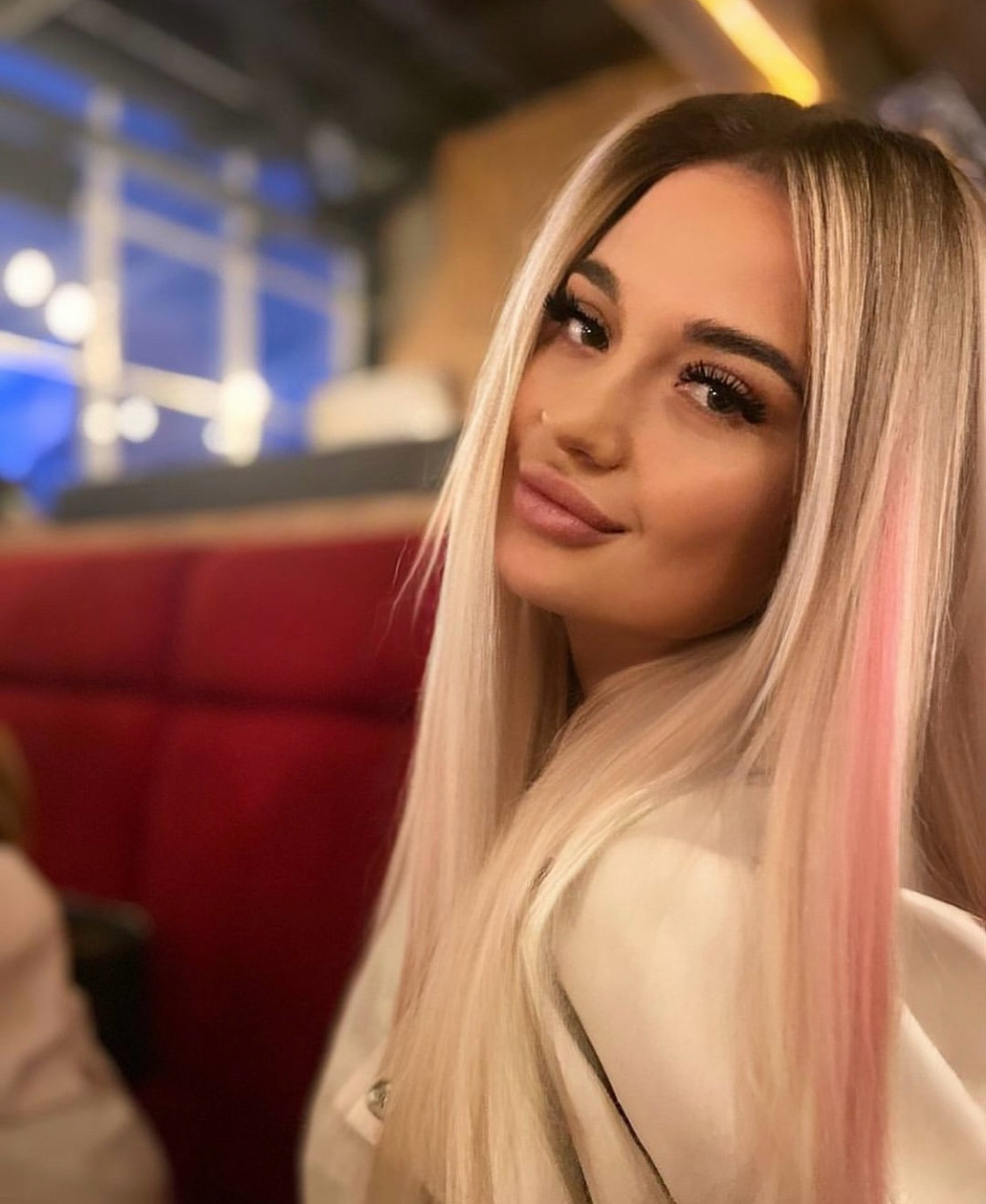 Эскорт ИНЕССА VIP стройная сделает с удовольствием есть подружка и пригласит к себе в Район - Центр