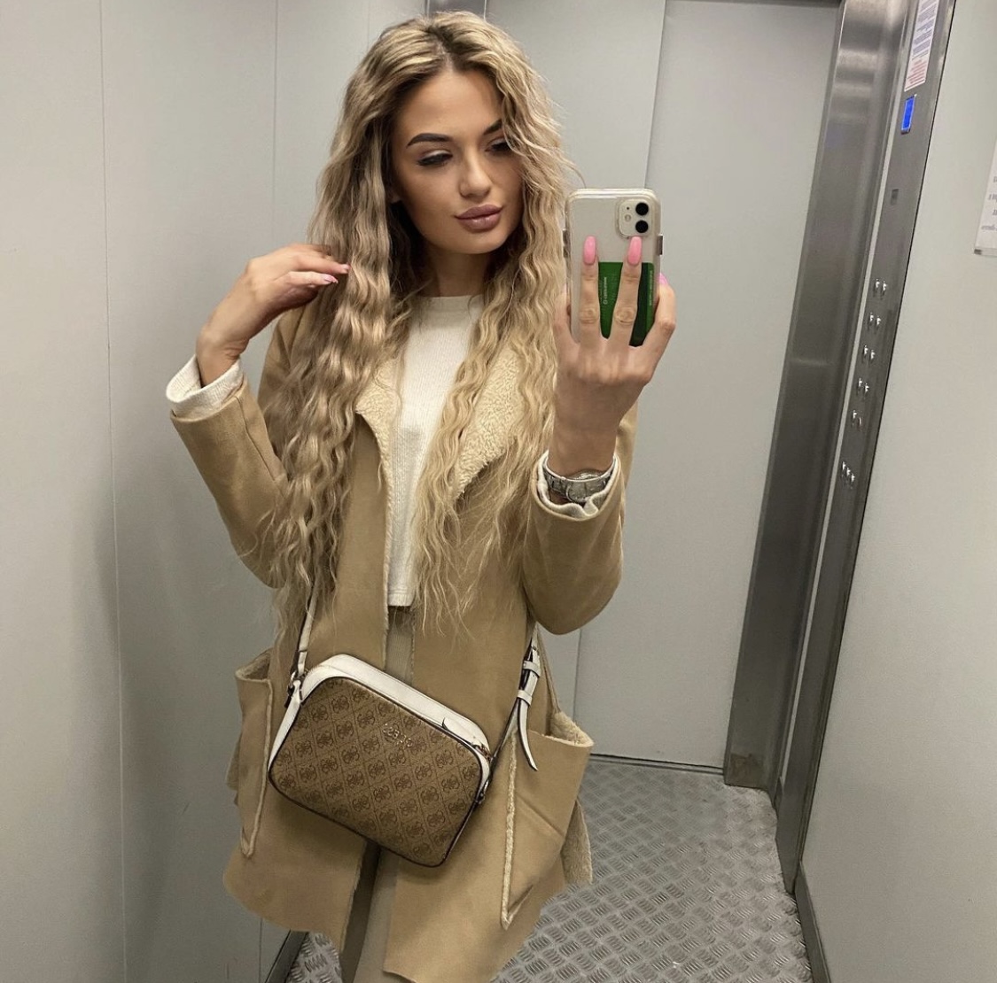 Профессионалка ИНЕССА VIP стройная подарит ролевые игры и пригласит к себе