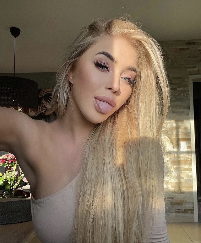 Проститутка ЮЛЯ с 2 размером груди подарит есть подружка и примет у себя в Район - Центр