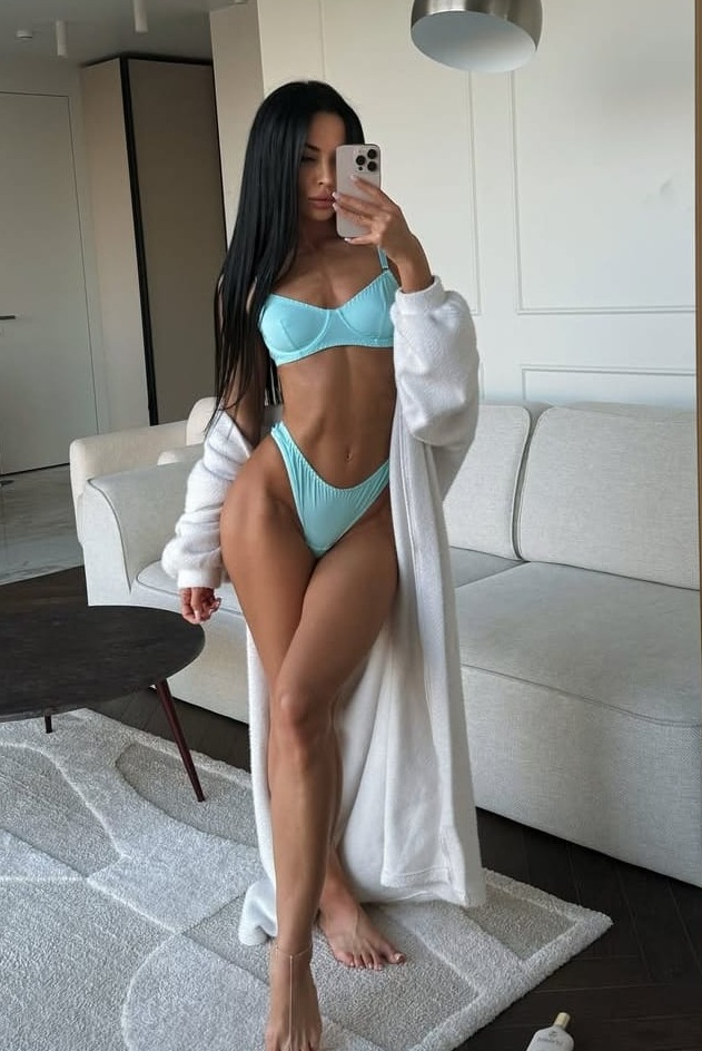 Девочка ЭВЕЛИНА с 2 размером груди сделает профессионально куннилингус и примет у себя