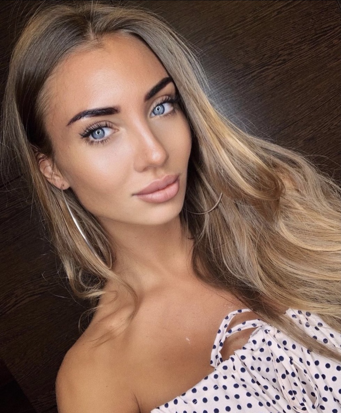 Массажистка Марина стройная сделает нежно ветка сакуры и позовет в гости