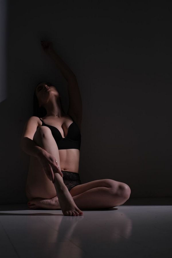 Профессионалка Катя стройная подарит окончание на грудь и позовет в гости