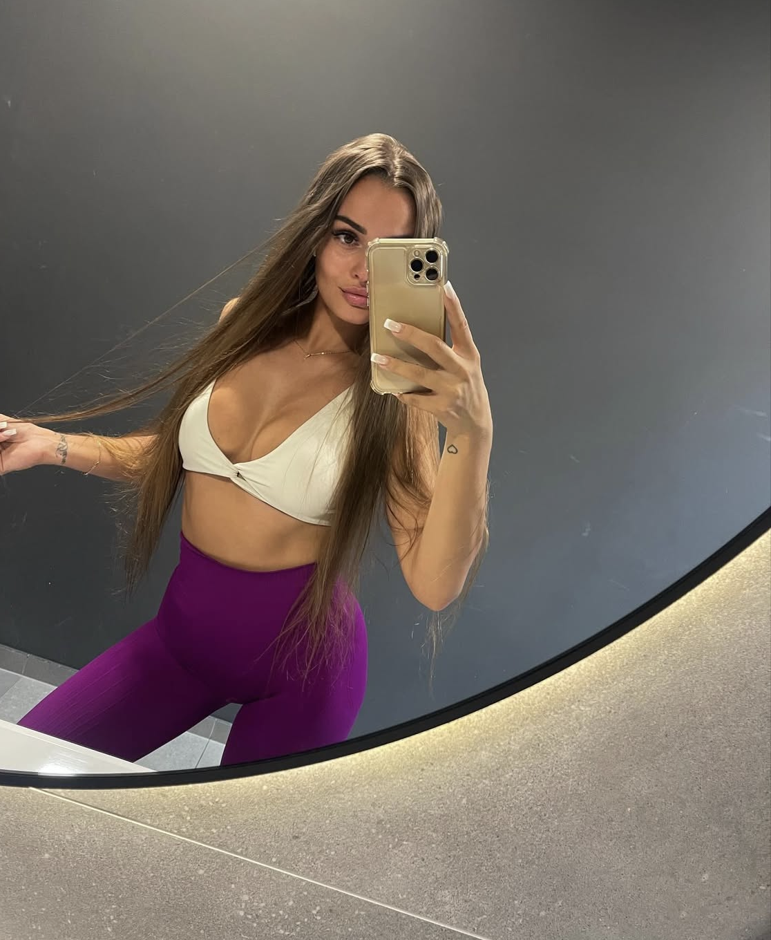 Девушка по вызову СОНЯ 24 лет сделает с удовольствием фут-фетиш и примет у себя